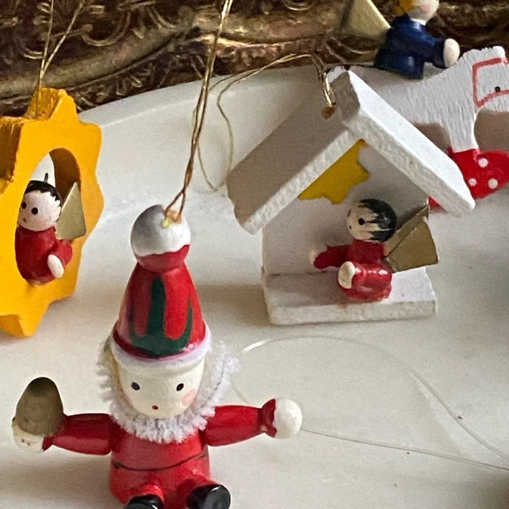 𝅺5 wooden painted Christmas tree ornaments and a pear_8